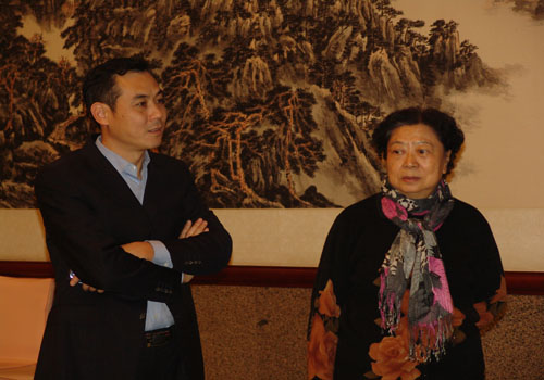 蔡振明法律顾问和蔡继玲副会长在会场勘探上一张:蔡启安秘书长下一张
